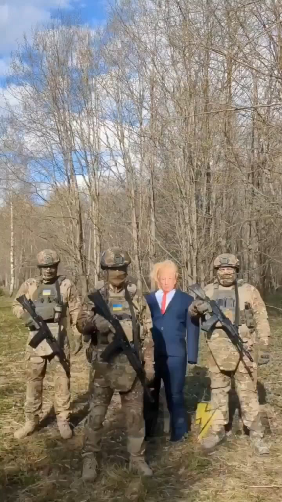 ロシア人は、トランプの彫像を燃やすウクライナの兵士としてコスプレする偽のビデオを舞台にしています