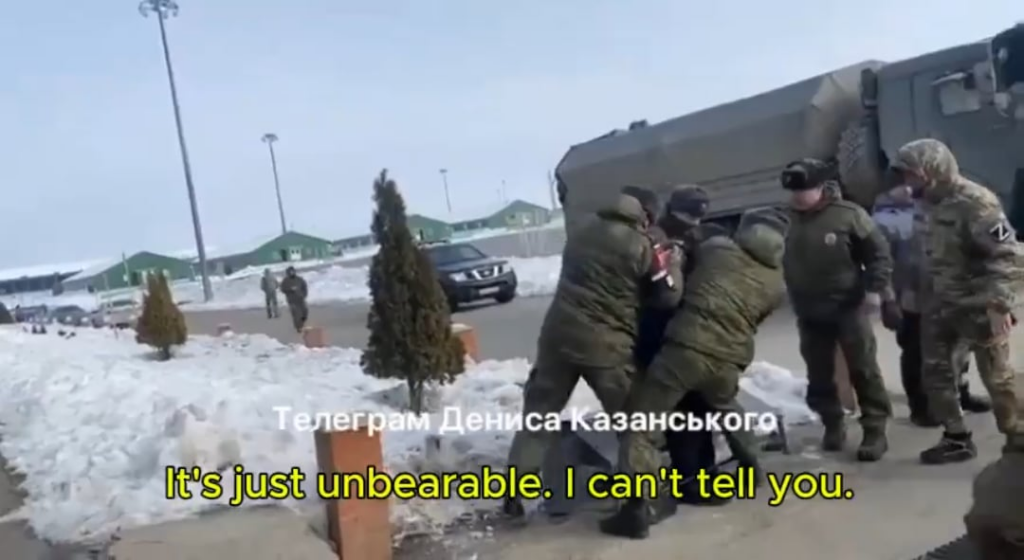 負傷したロシアの兵士が戦うことを拒否した場合、彼らは強制的に車両に引きずり込まれ、正面に送られます。