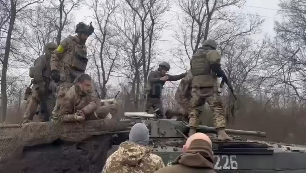 ウクライナの兵士は、2人のロシアの侵略者を捕らえました。 2025年2月。場所は開示されていません。