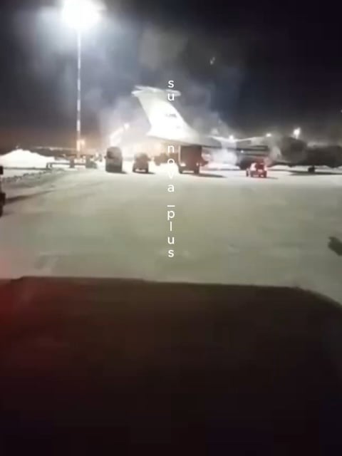 ウクライナに縛られた新たに動員された兵士に死者を降ろし、積み込むロシアの軍事貨物機