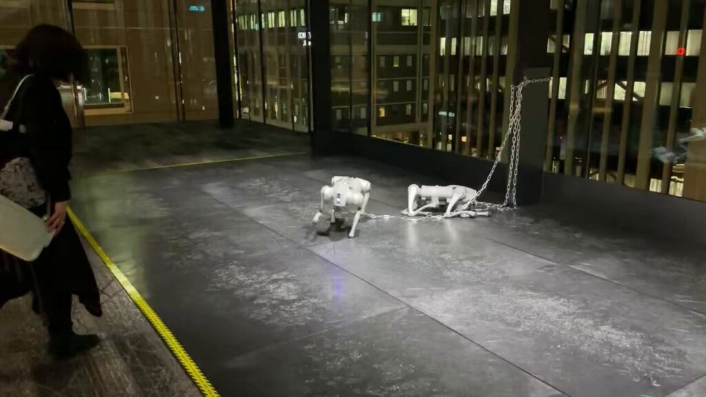 現代アート「鎖につながれたロボット犬」