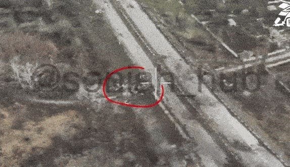 ロシアの歩兵隊がバンカーに駆け寄りました。しかし、ウクライナのドローンが見ていました。そして、爆弾を抱えたウクライナ人のMig-29が進行中でした。