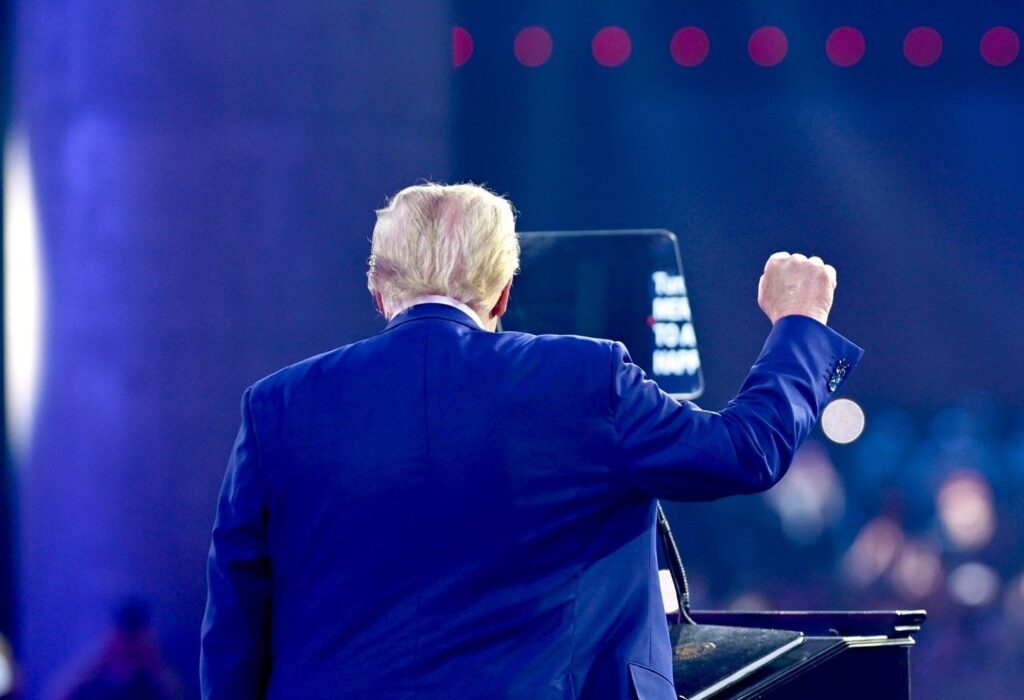 トランプはナポレオンを引用している：「自分の国を救う者はいかなる法律にも違反しない」