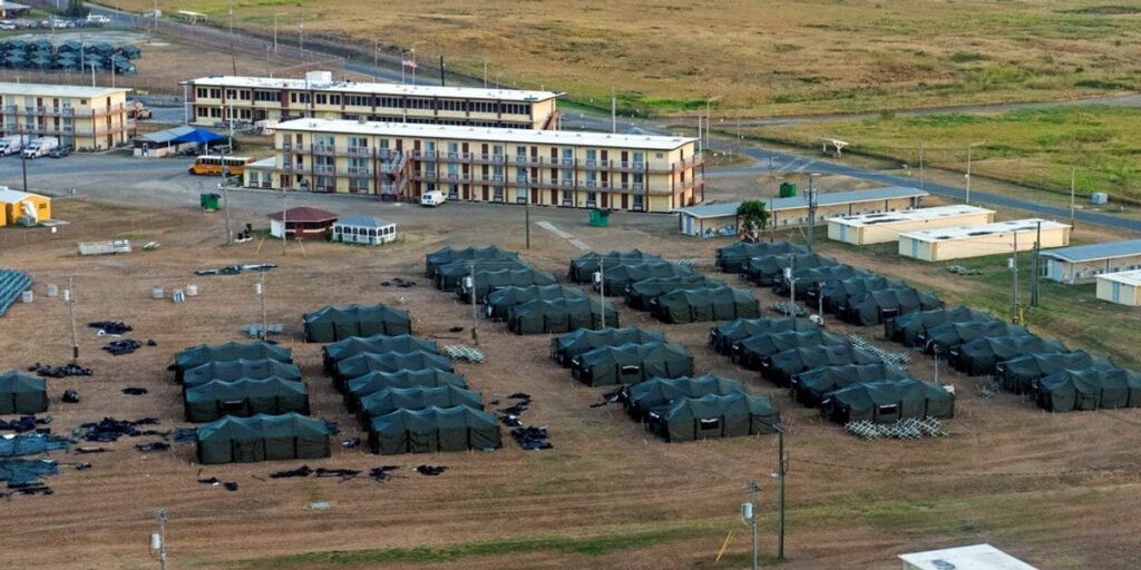 「彼は強制収容所を建設している」：Gitmoでオフショア刑務所の画像が出現するにつれて恐怖が高まる