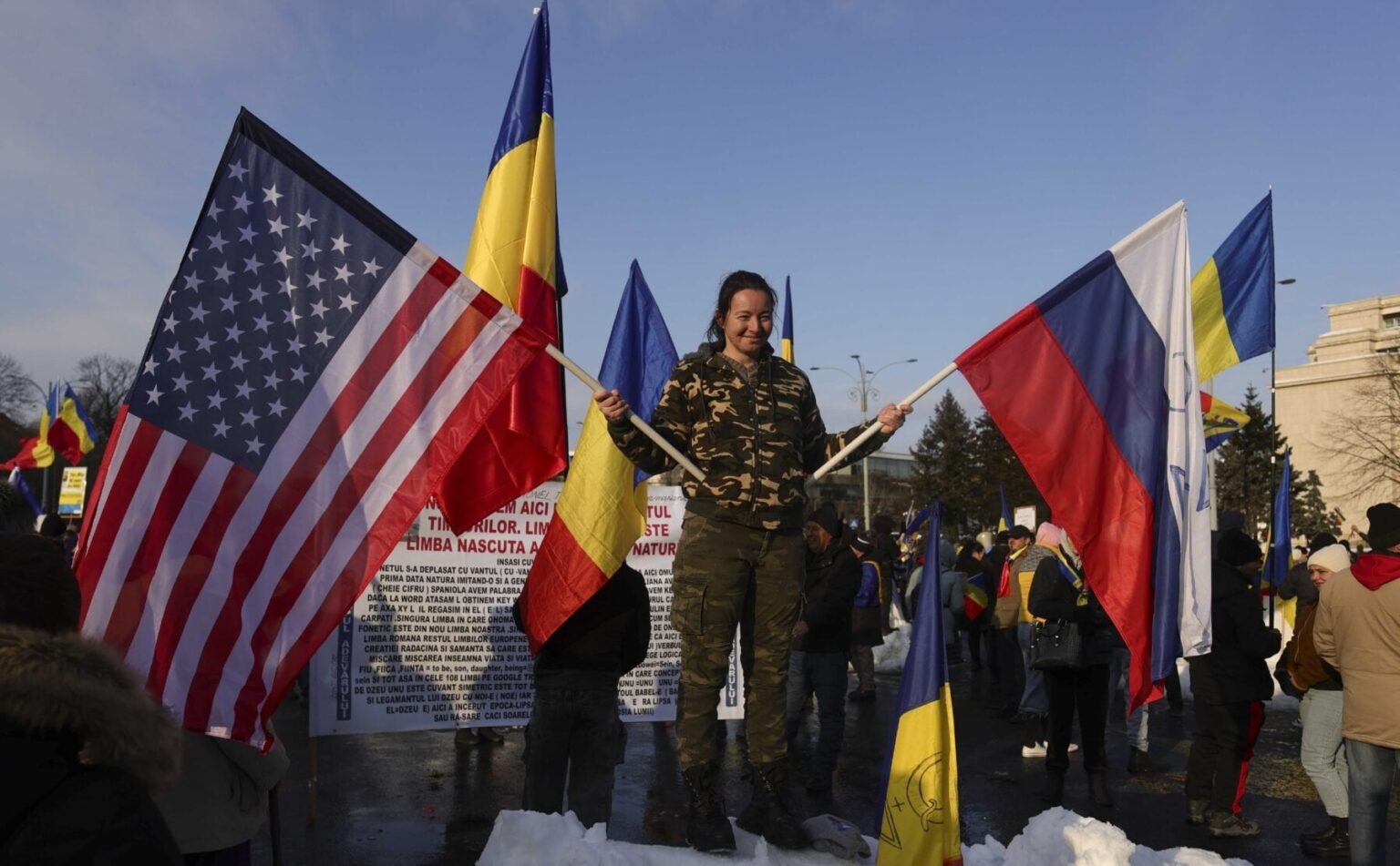 ブカレストの中心にある抗議でカリン・ジョージクの支持者に焦点を当てたロシアとアメリカの写真旗