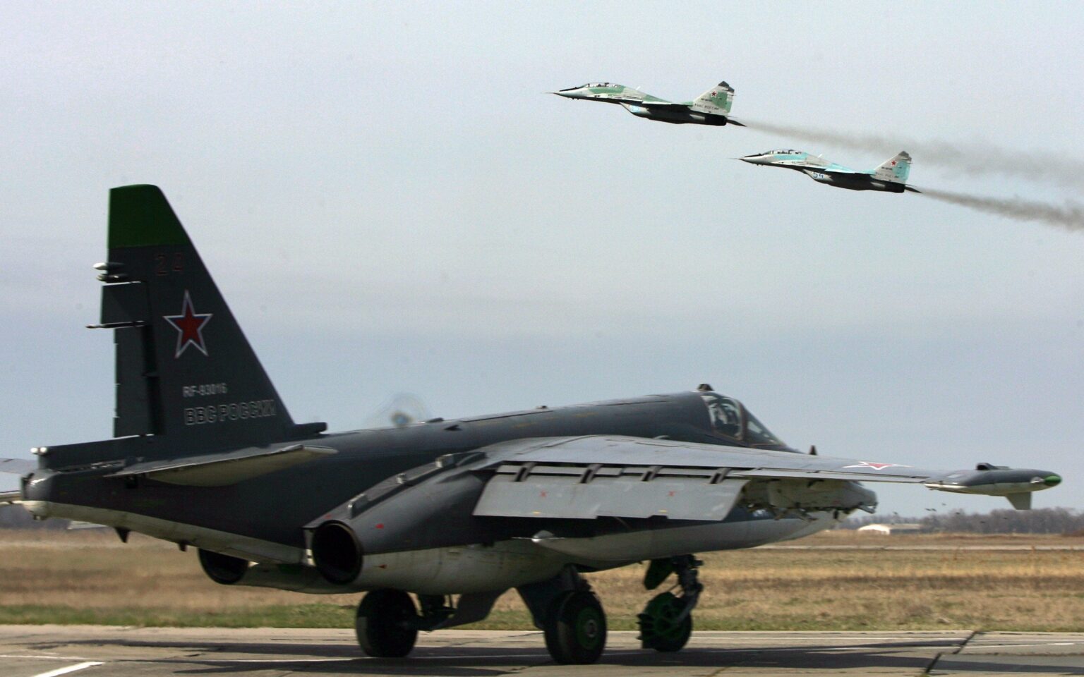 ロシアの兵士ラムズトラックはプーチンの大切なSU-25戦闘機へのトラック：レポート