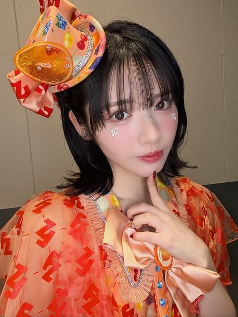 「サプライズ大成功ദ്ദി ˃ ᵕ ˂ )」FRUITS ZIPPER 鎮西寿々歌がライブ中にヘアチェンジ!? | 話題の投稿