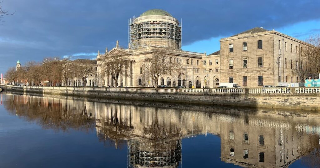 女性はアイルランド生まれの子供のパスポートに対する権利に対する最高裁判所の控訴を失う
