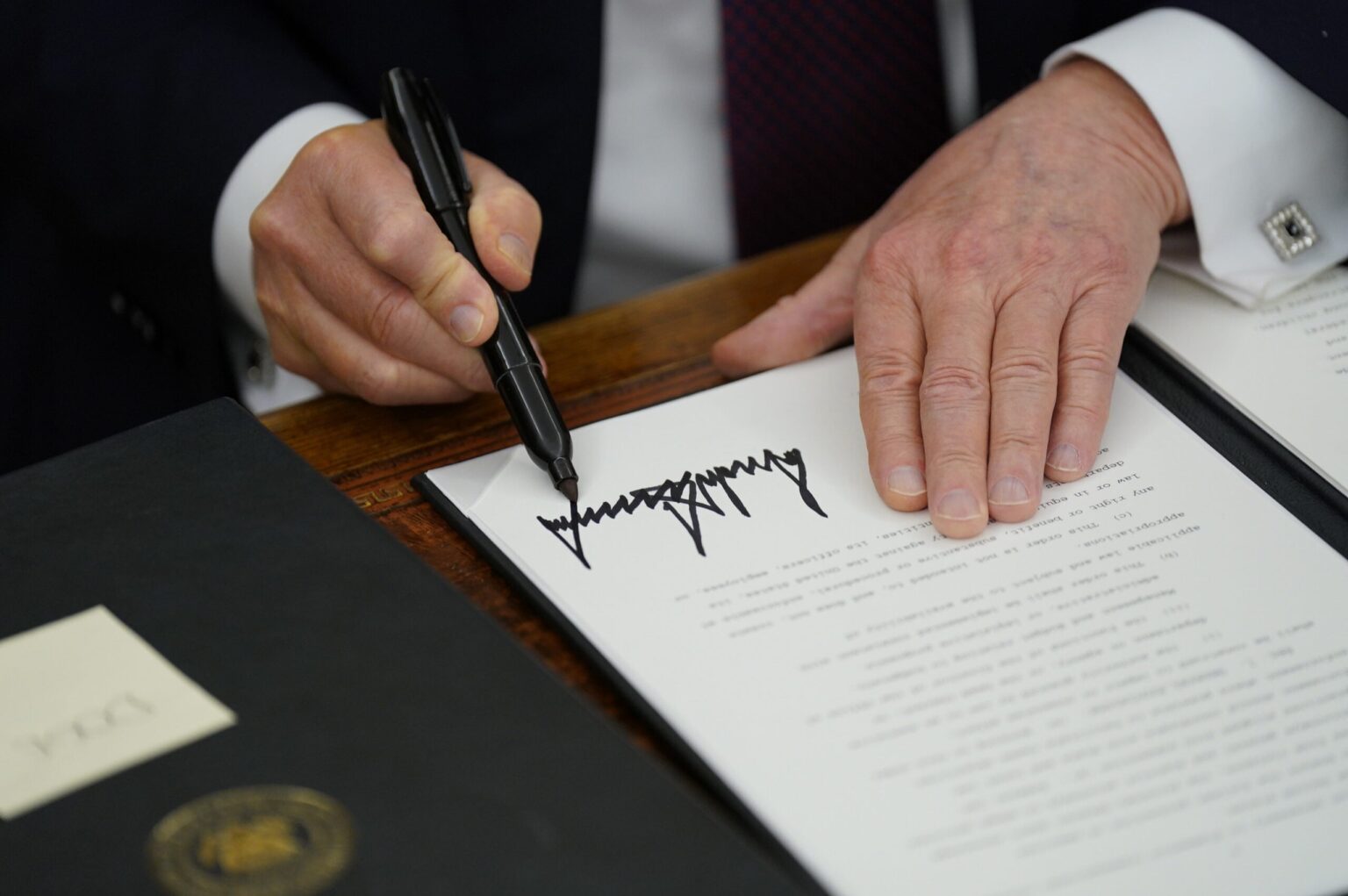 レーガン裁判官は、憲法を書き直すためのドナルド・トランプの努力を平手打ちすることに詩的になります