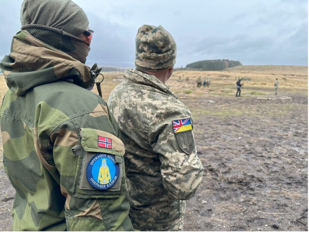 内部作戦Interflex：ウクライナ軍の英国ブートキャンプ。英国で最も野心的な国際的に支援されたトレーニングプログラムの一環として、イギリス北部で厳しい訓練を受けているウクライナ軍の募集者に会う。
