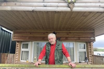 許可なしに自分の土地に丸太小屋を建設したティペラリーマンのために発行されたベンチ令状
