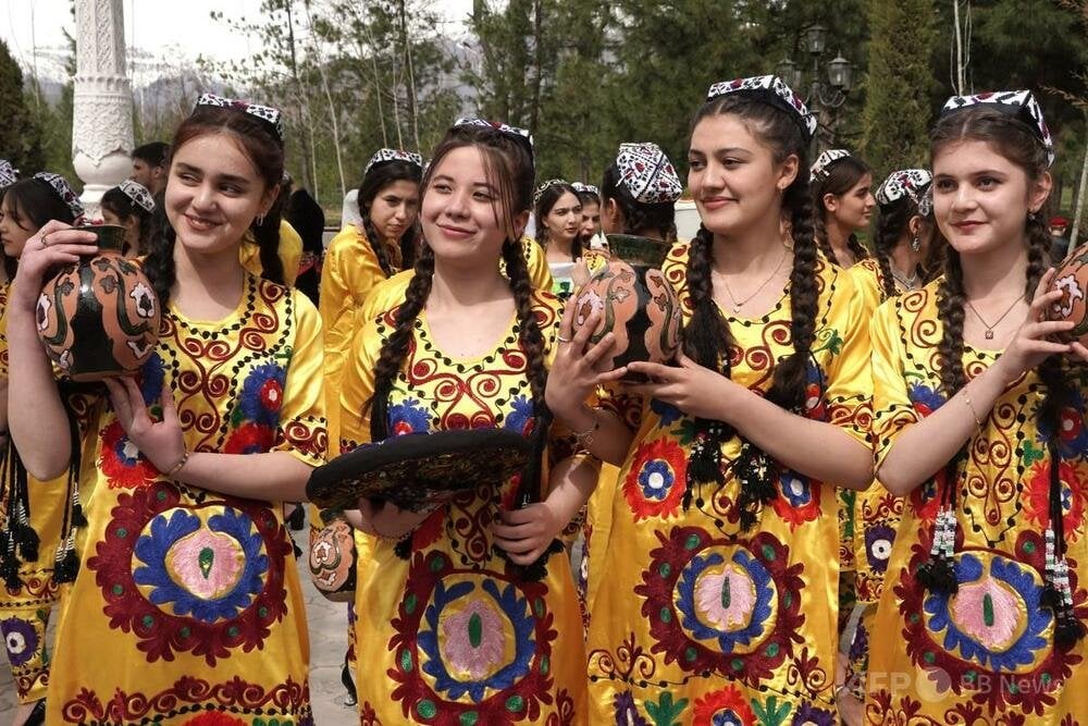 女性が着るべき服装の「指針本」出版へ タジキスタン政府