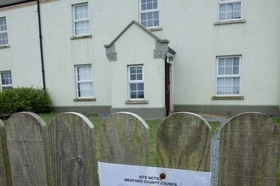 「すべての空いている建物は現在IPASセンターの候補者になっています」 - 亡命希望者の宿泊施設を介して懸念が継続しています