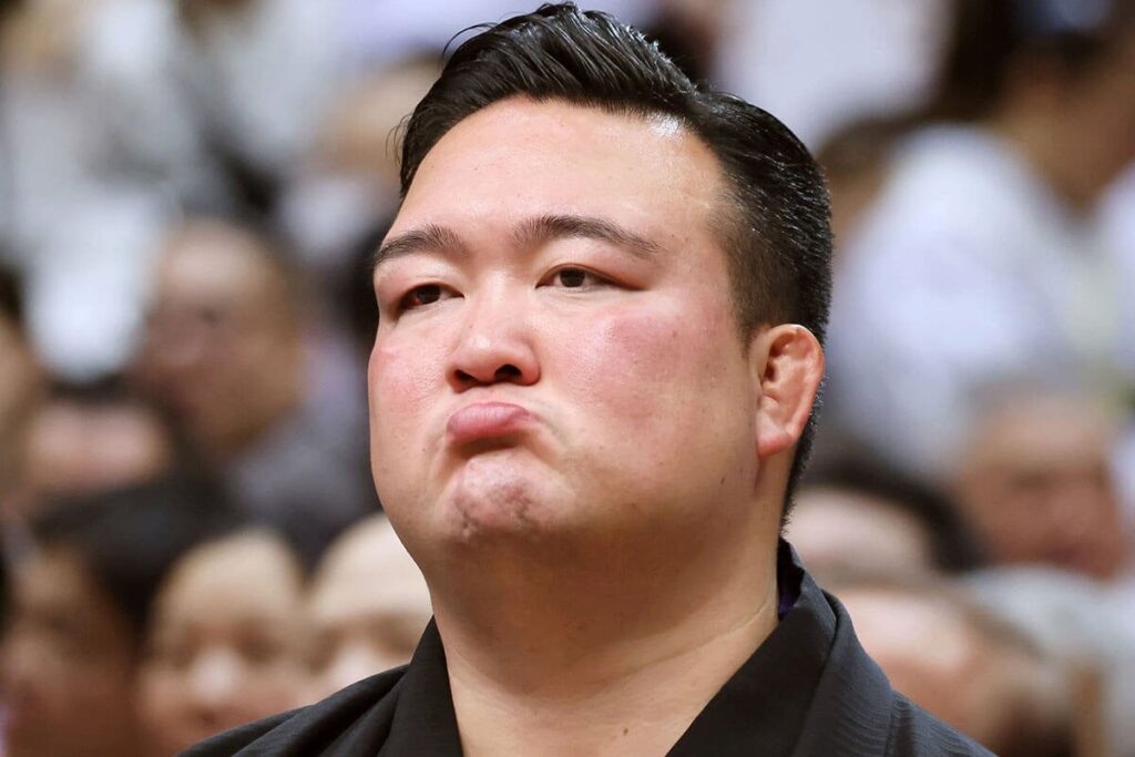 「肛門に酒瓶を突っ込み…」「床には尿が水たまりに」　二所ノ関部屋の「問題動画」を入手…風紀崩壊の実態