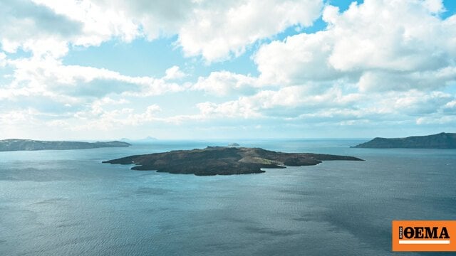 バズとマグマの台頭でサントリーニの火山を目覚めさせた