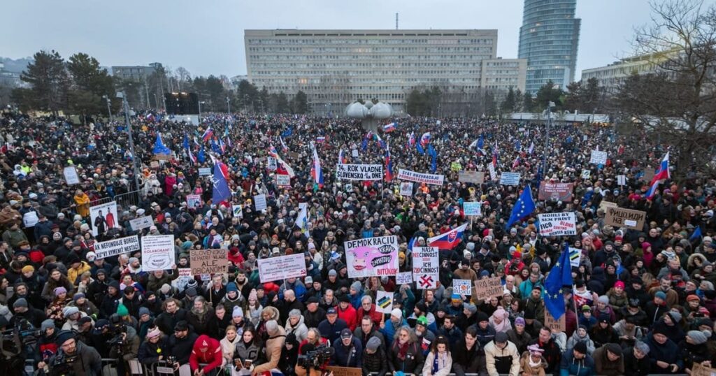 プロロシアPMに対するスロバキアの抗議が小さな町に広がっているため、「新しい現実」が歓迎されました