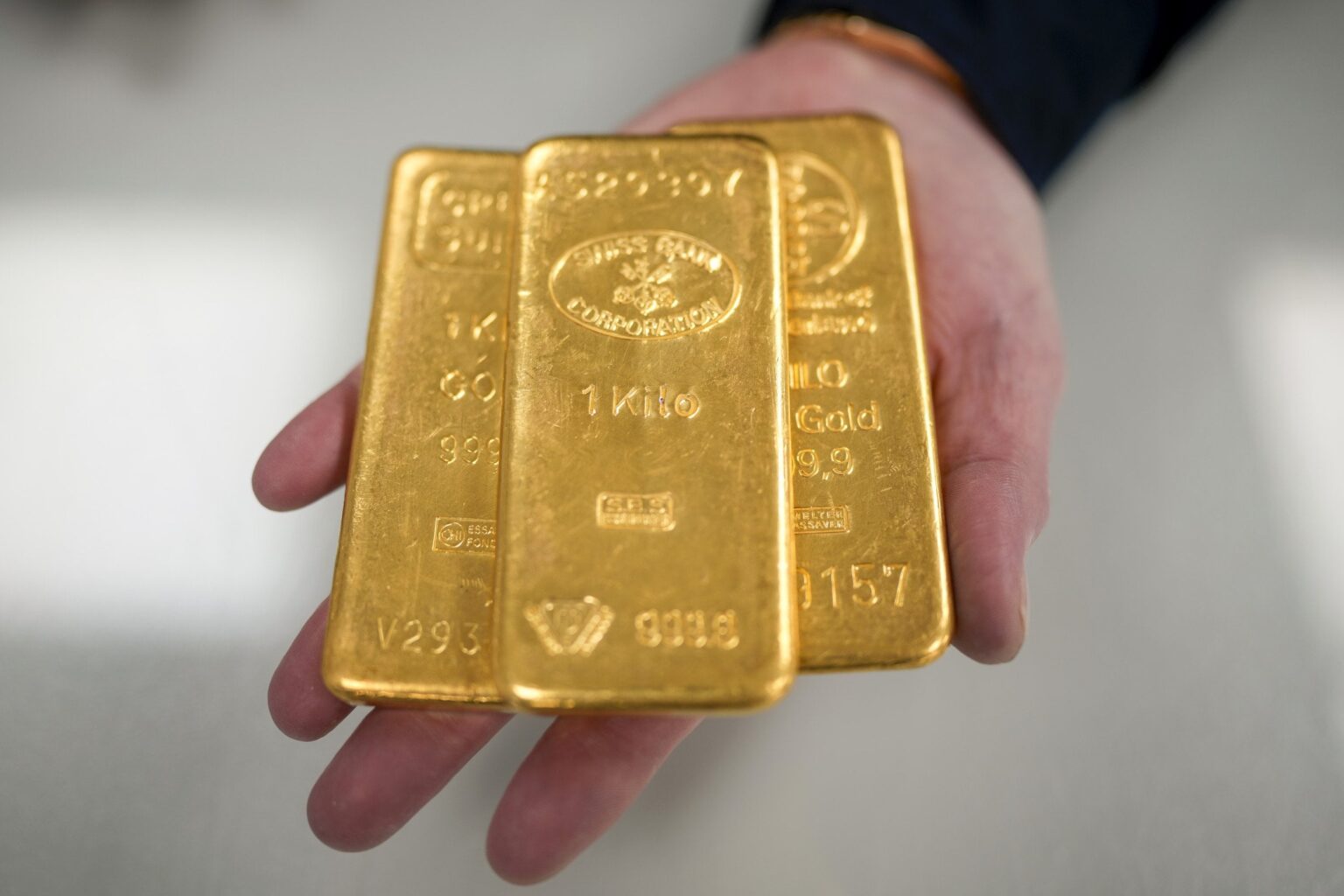 ロシアは経済的混乱の中で金の埋蔵量を燃やします