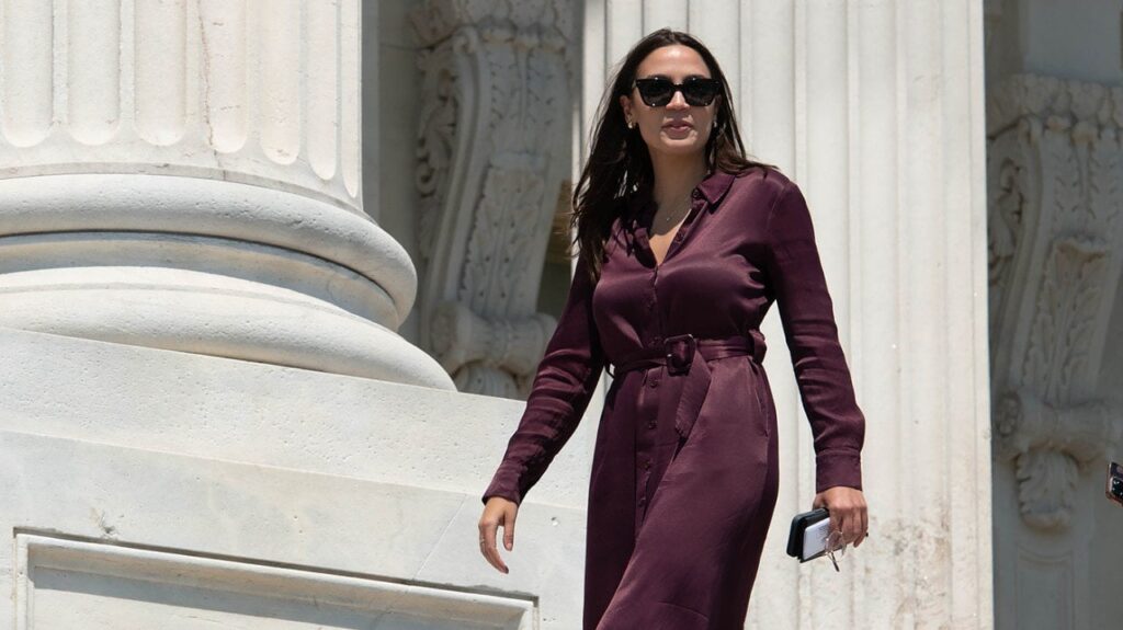 Ocasio-Cortezは、トランプの管理者が「絶え間ない」開発に「圧倒」しようとしていると言います