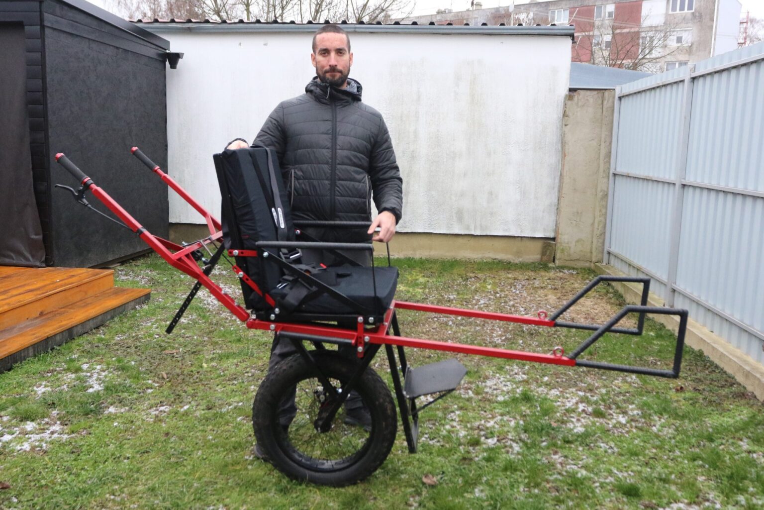 Matej Ebnerは特別なハイキングトロリーを作りました。現在、障害のある人はハイキングを楽しむことができます