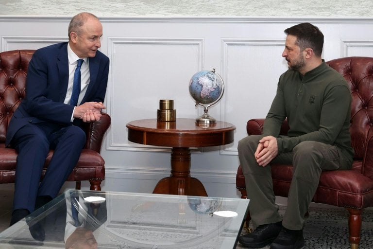 アイルランド首相は、ゼレンスキーの講演の後にウクライナの支持を誓います：ミシェル・マーティンは木曜日にウクライナの支持を誓約しました。彼は主要な協議のためにワシントンに向かう途中でアイルランドに立ち寄ったヴォルディミー・ゼレンスキー大統領に会った後です。