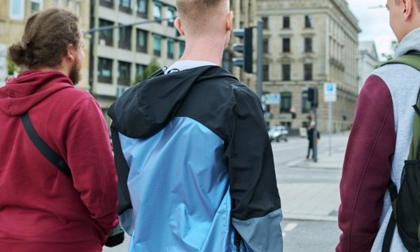 若い男性は、女性に対する暴力についてますます寛容です
