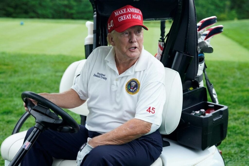 「彼らは働いていない」：トランプは、彼が一日のゴルフを過ごした後、連邦政府の働きを怠けていると非難します