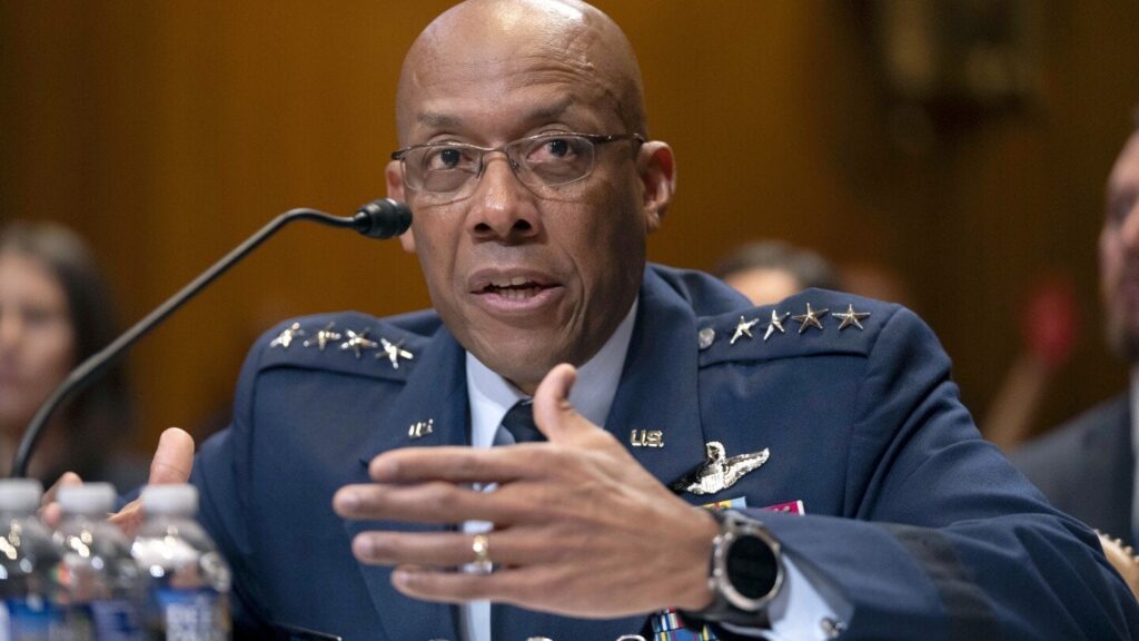 元防衛長官は、トランプの上級軍事指導者の解雇に関する議会の聴聞を求めています