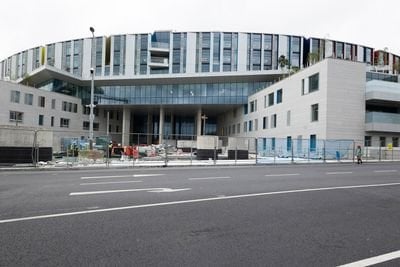New Children's Hospitalの建設業者は、さらに8億5300万ユーロを求めています
