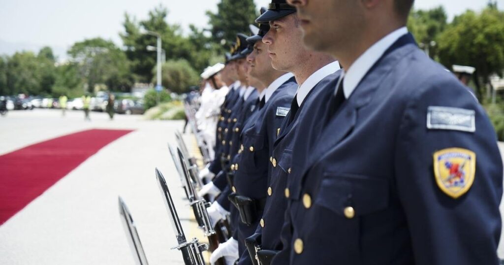 軍事学校：辞任と低い基盤の波
