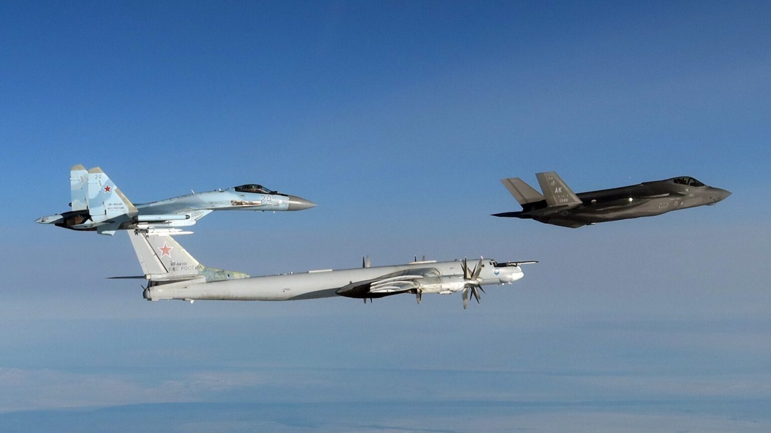 ノラドは、ロシアのTU-95と武装したSU-35をアラスカから傍受する米国のF-35の写真をリリースします