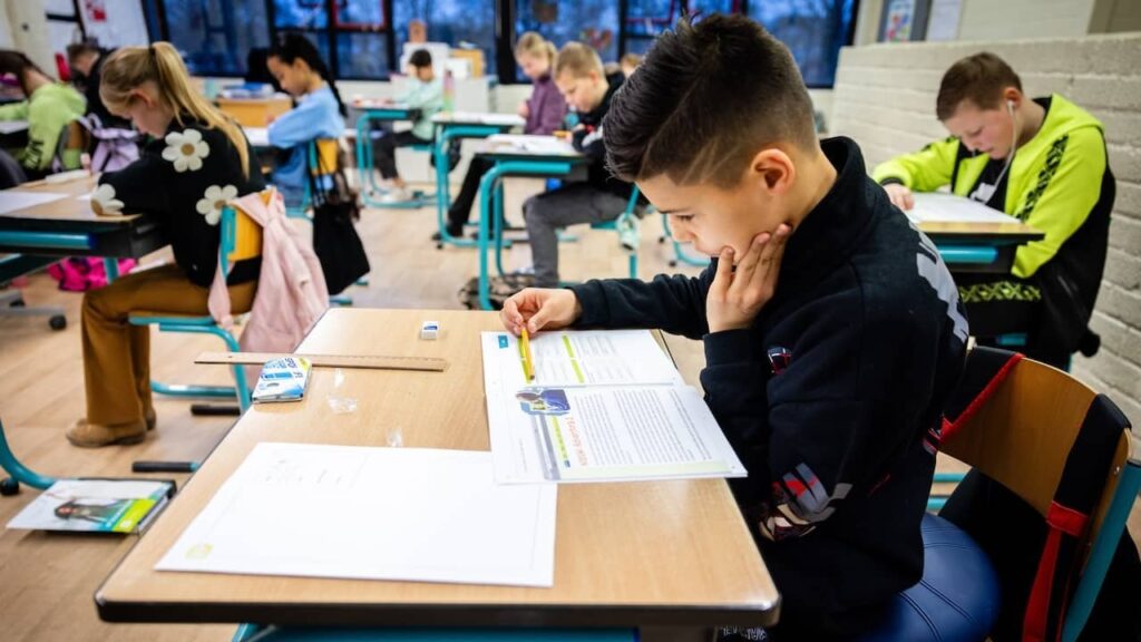 不平等学校のアドバイスは、純粋に「非ダッチ」の名前のおかげでさえあります