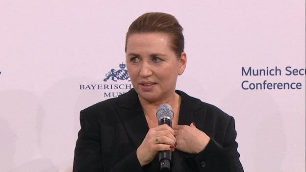 PaneldebatでのMette Frederiksenの反応は、拍手と会います（ウクライナが戦争に勝ったこと。）