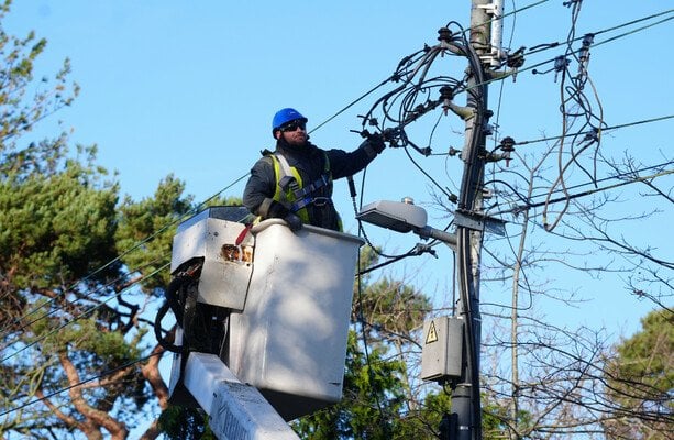 嵐の回復が続くにつれて、約39,000の家、農場、企業はまだ権力のない電力なし