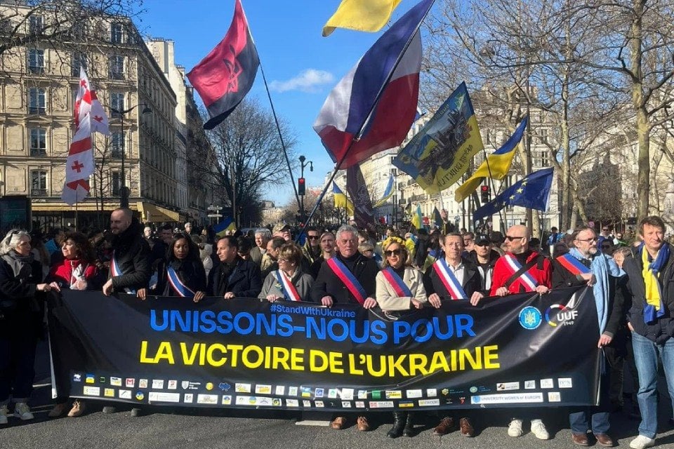 ロシアのウクライナの本格的な侵略の3周年を記念するために、10,000人以上がパリに集まりました。パリ市庁舎、上院議員、および議員の代表者がウクライナ人を支援するようになりました。参加者は、ウクライナへのより多くの軍事援助を求めました。