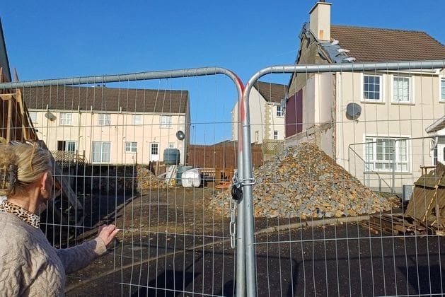 ドネガルの女性のフラストレーション半戸建ての家は、隣に立った後、両方とも欠陥のあるブロックを持っているにもかかわらず破壊した後に立ち去った