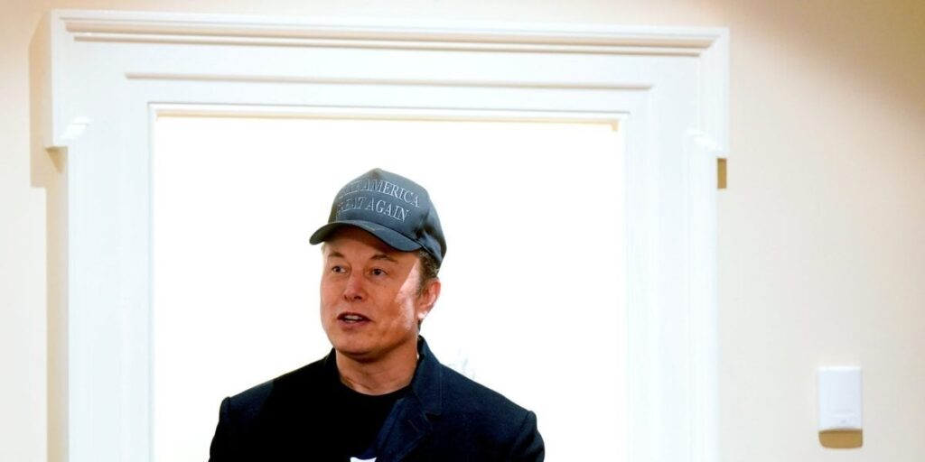 イーロン・マスクは、連邦政府の費用削減を委託されています。一方、彼の事業は380億ドルの政府資金を集めました