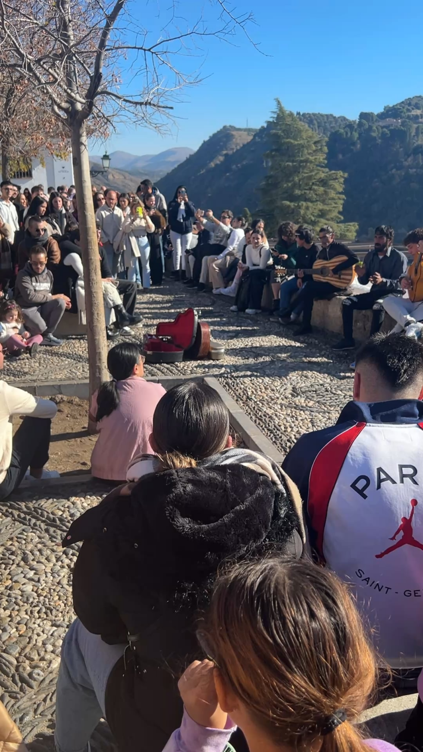 Flamenquito Live、Weather VaneとAlhambraが背景に...