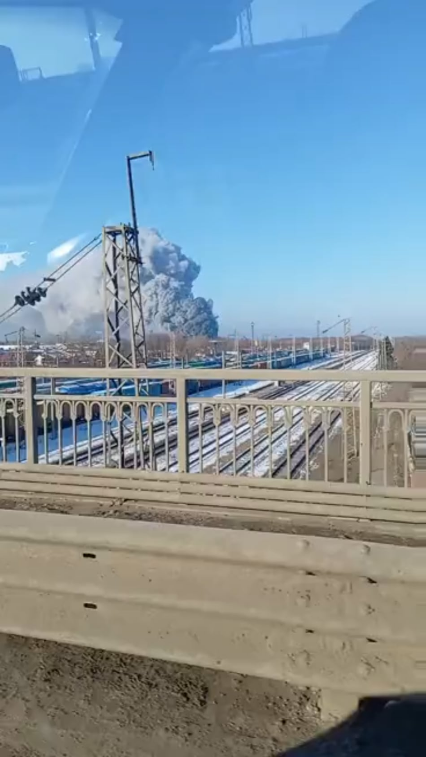 ロシアのロストフ・オン・ドンにある1,500平方メートルの地域で、無駄な紙のある倉庫が燃えています。 2月22日。