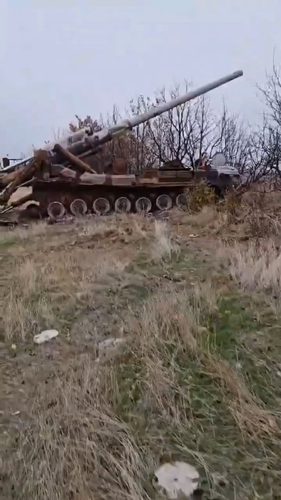 破壊されたロシアの203mm 2S7m自己推進砲兵とその死んだ砲兵とともに