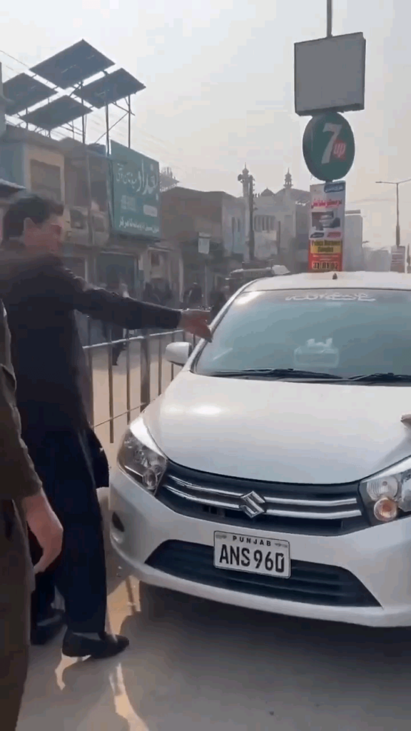 パキスタンの警察高官と部下たちが、違法駐車車両を見つけ次第、手に持つ鋭利な工具で問答無用でパンクさせている映像