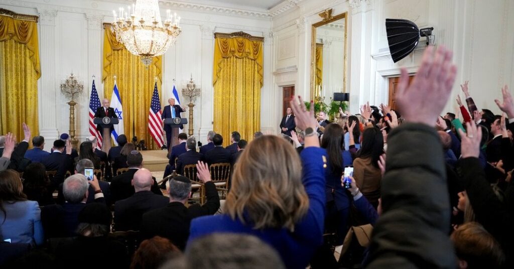 トランプはガザを買収することを提案し、すべてのパレスチナ人が去るべきだと言います
