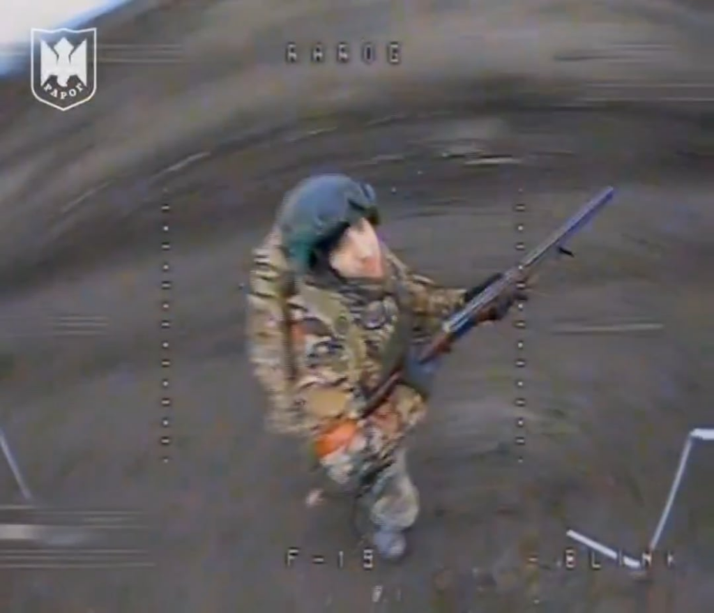 ショットガンを抱えているロシアの兵士は、427番目のUAS連隊「Rarog」のドローンに見舞われました。 Chasiv YAR方向。 2025年2月