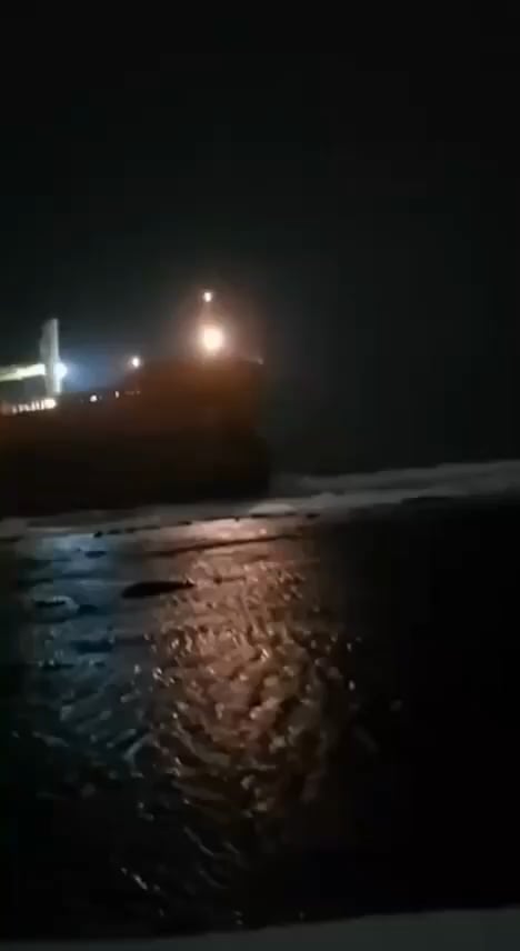 中国のタンカーAng Yang 2輸送ロシアの燃料製品は、サハリンで浜辺を浜辺にしました。