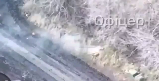 NSFW/NSFL：Pokrovsk方向でのロシアのタンク燃焼を破壊しました。戦車の乗組員のロシアの兵士も燃え上がった。 2025年2月