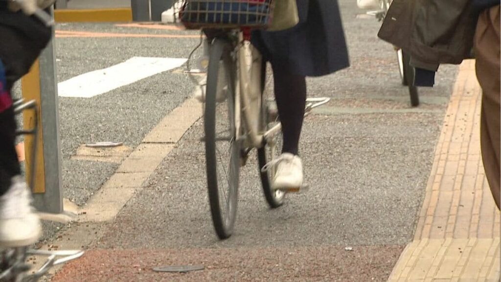 自転車通学中の17歳女子高校生の前に飛び出し「驚かせてごめんね」→そのまま胸や尻を触った疑い　55歳無職の男を再逮捕