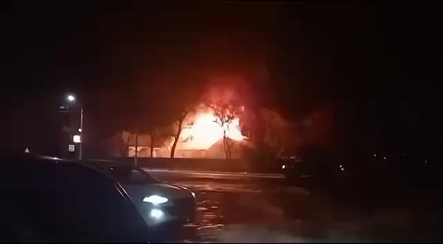 Kursk-ウクライナ軍は、Kursk地域に武器庫を砲撃しました。ロシア人によって設立されたデポは、もともと幼稚園でした。今、奇妙なパチパチ音がしています。 2025年2月