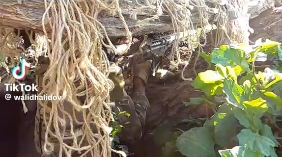 2025-ウクライナの兵士は、アメリカのボランティアが狙撃兵を発射する映画