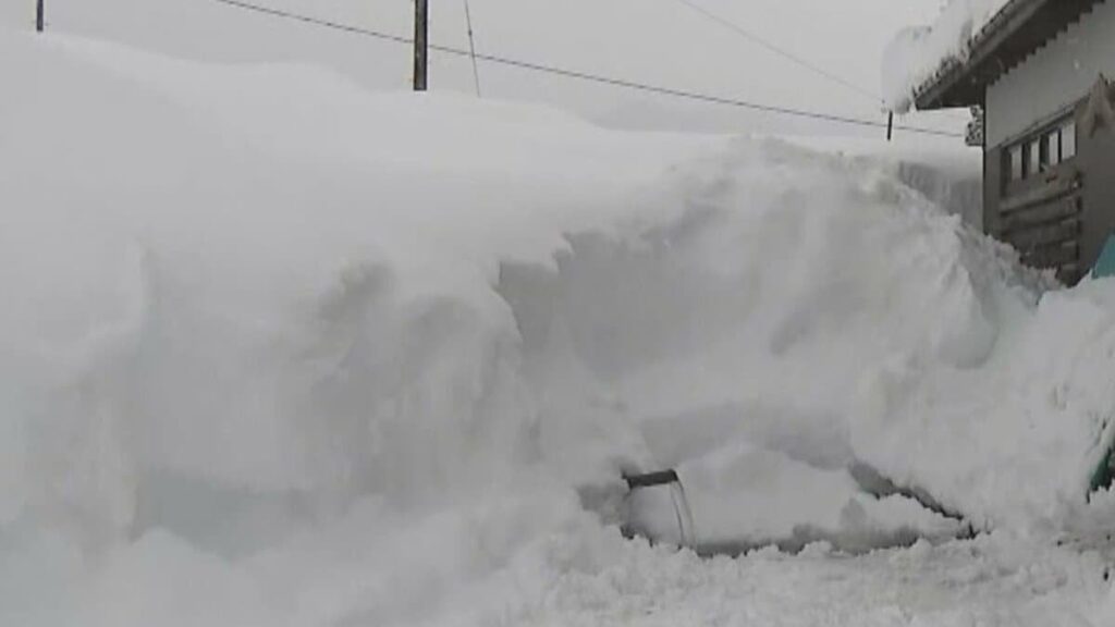 家族「気をつけていたが…」 屋根からの落雪に巻き込まれたか…1人暮らし96歳女性が死亡 家族が捜すも80センチの雪の中から発見 長野県栄村の積雪は3メートル近くに