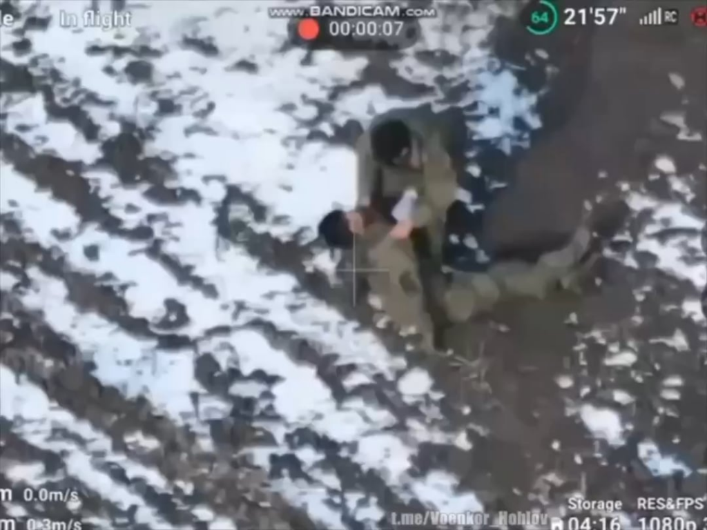 主張されたNK兵士は、ウクライナのドローンによって観察された同志の死を嘆きます。 Kursk Oblast。 2025年2月