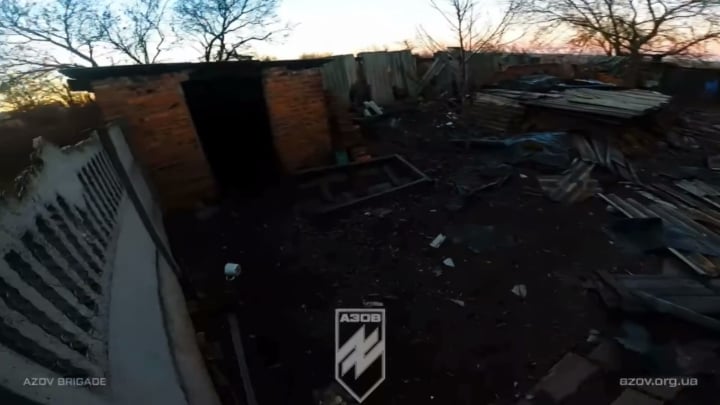 ウクライナの兵士は、緊密な戦闘で彼らをほとんど殺していたロシア人に応急処置を提供しました
